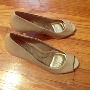 Nude peep toe pumps