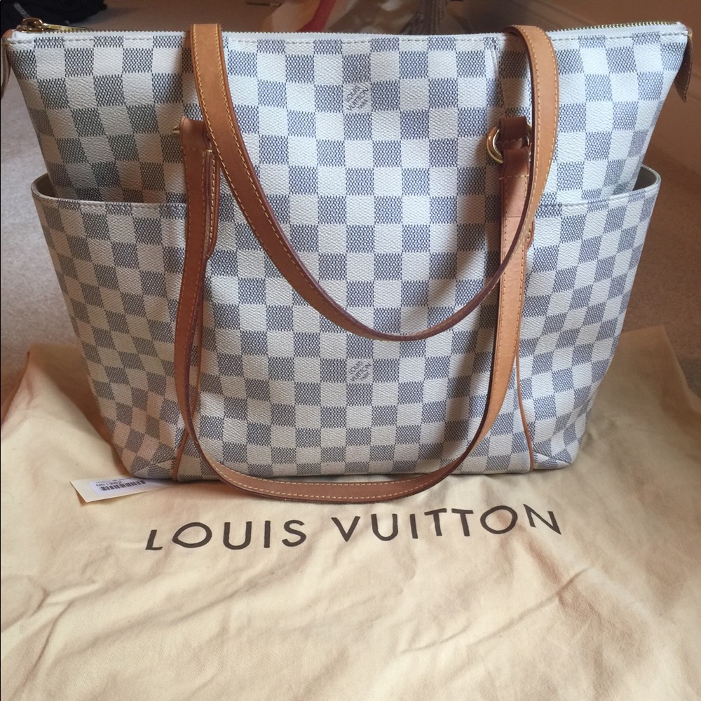 Authentic LOUIS VUITTON Totally MM Damier Azur.