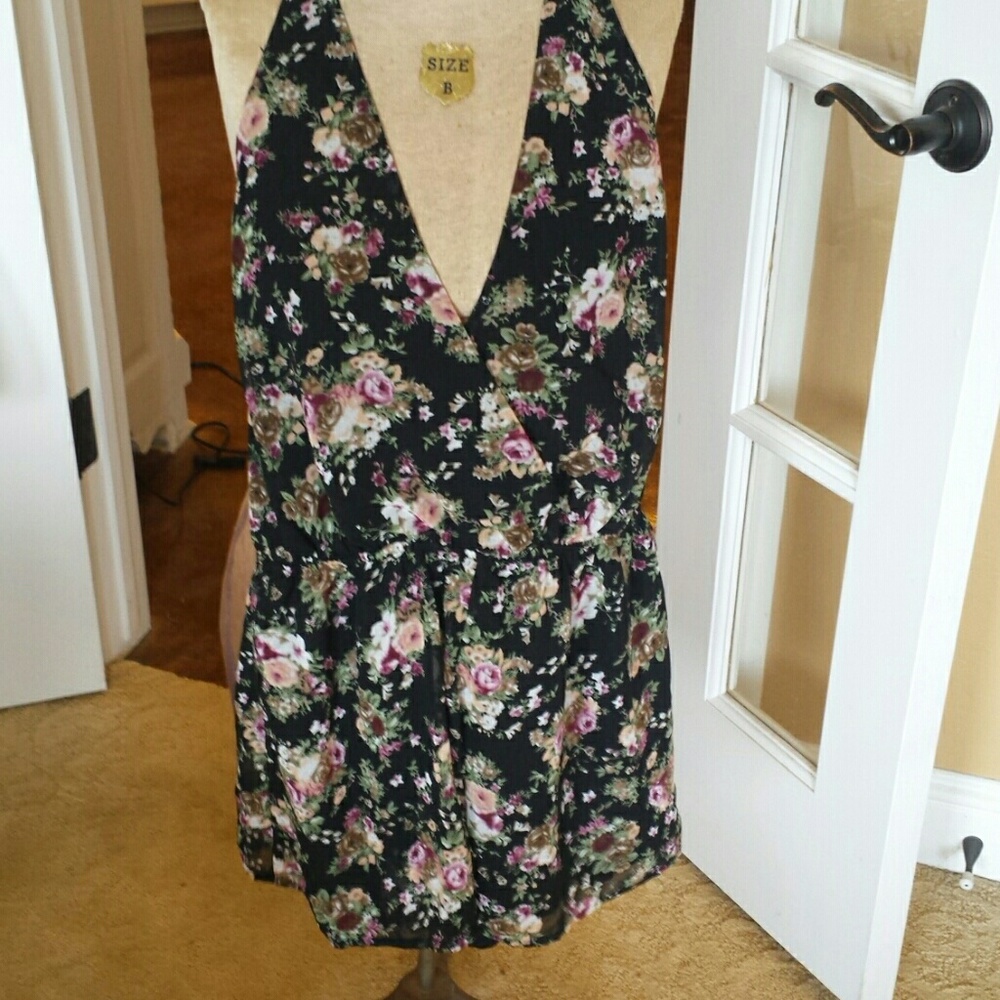 Floral romper only worn a few times