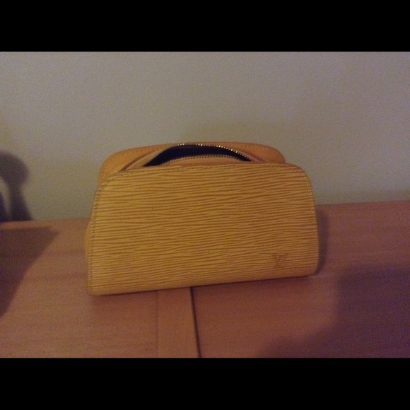Louis Vuitton makeup bag - Picture 3 of 4
