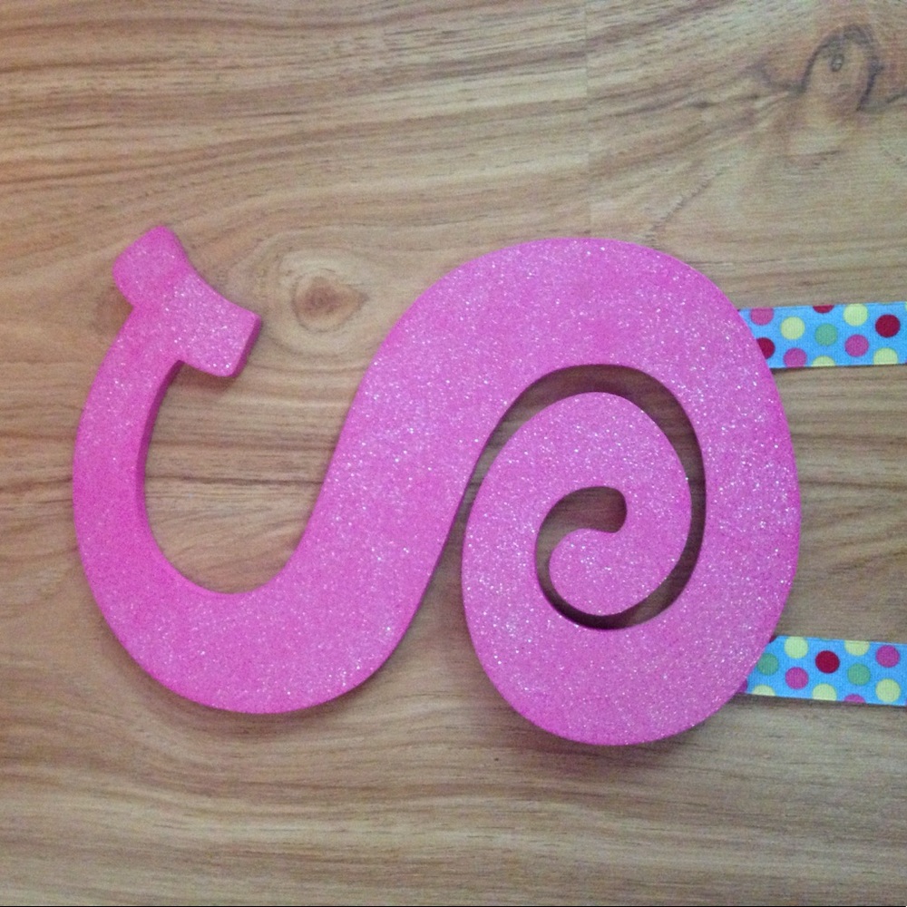 Letter S Bow Hanger.