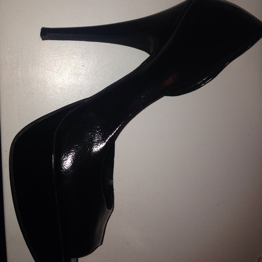 Black Pumps