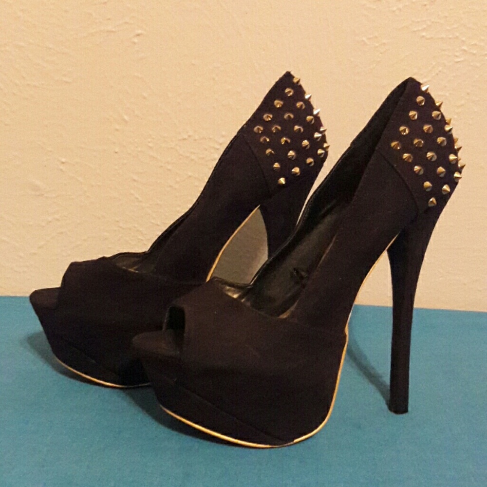 Black suede pump