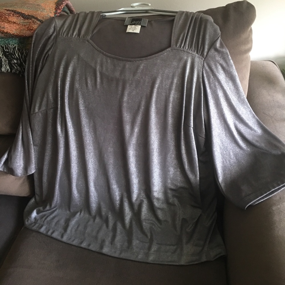 Shiny top - Picture 3 of 4
