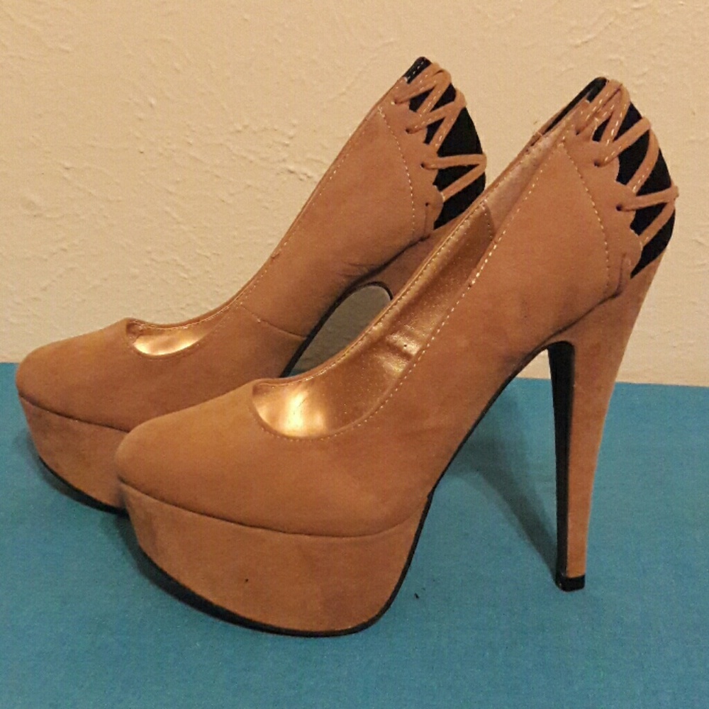Taupe suede pump