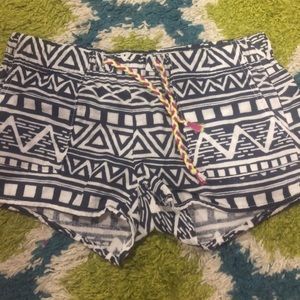 Tribal print shorts!💙