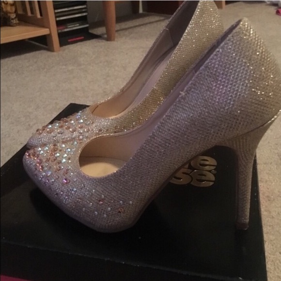 Embellished Gold Pumps 👠 💲💲offers welcome - Picture 2 of 2