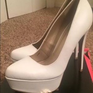 White pump size 7