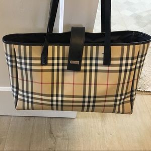 Authentic 100% BURBERRY BIG shoulder bag.