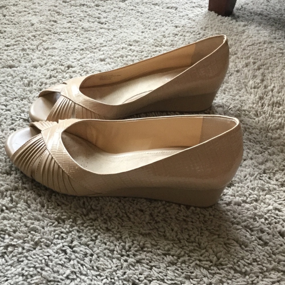 Nude wedges