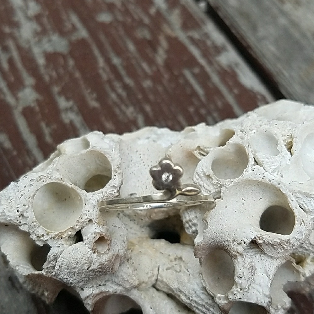 SPINNING Sterling Raised Flower Ring w/cry
