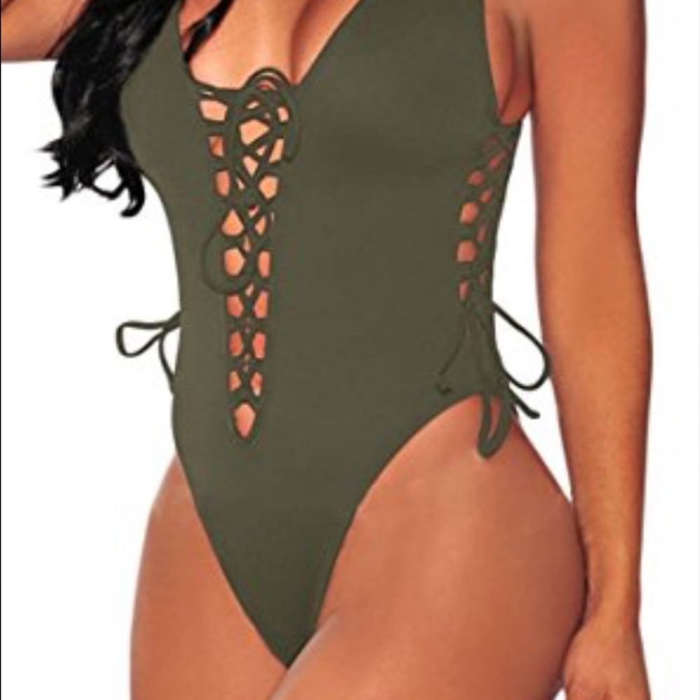 One piece baithing suit