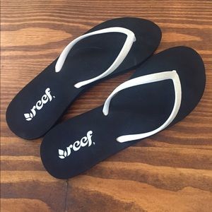 REEF brand sparkle black white flip flops