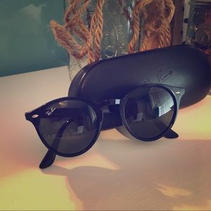 Black circle Ray Bans