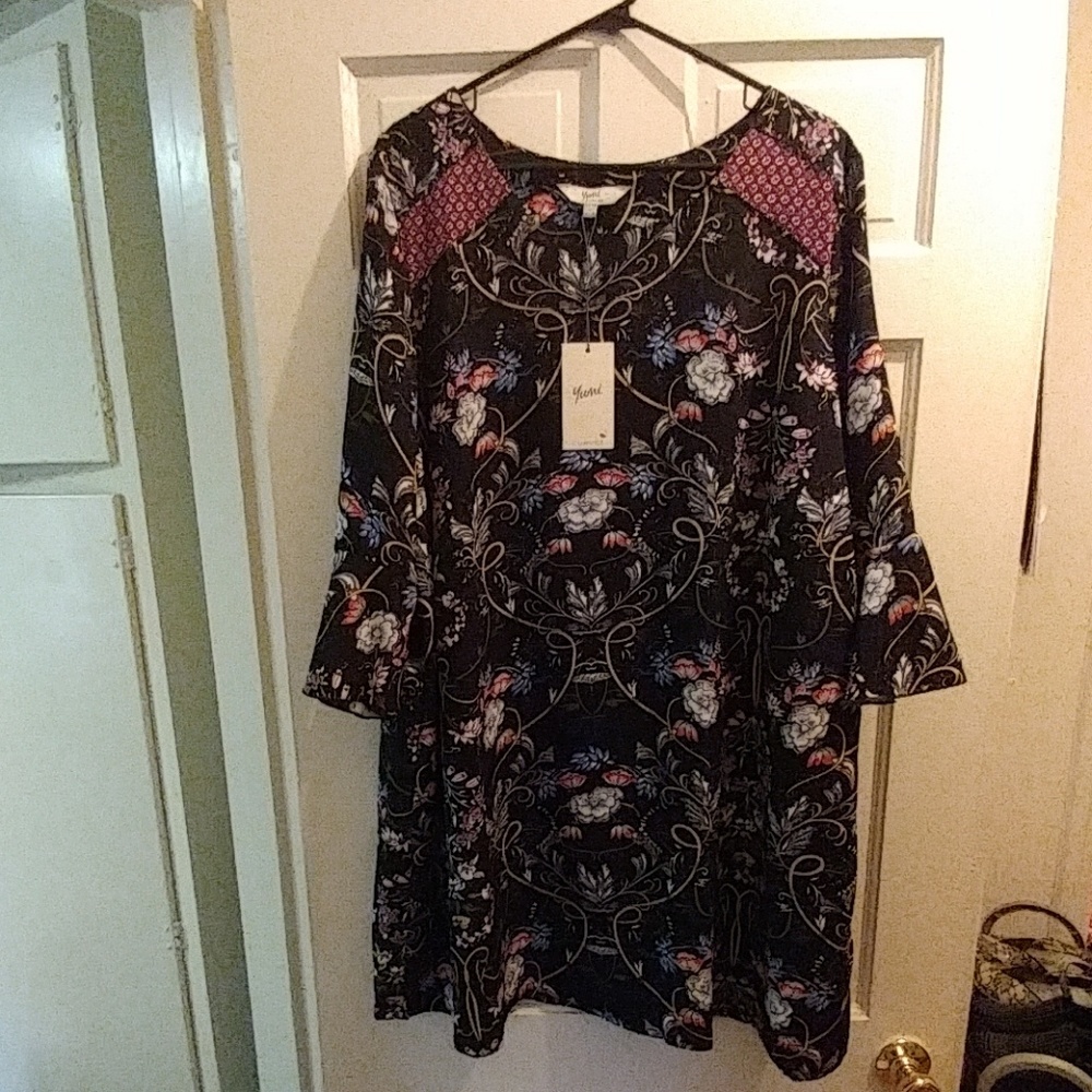 Shift dress with floral design
