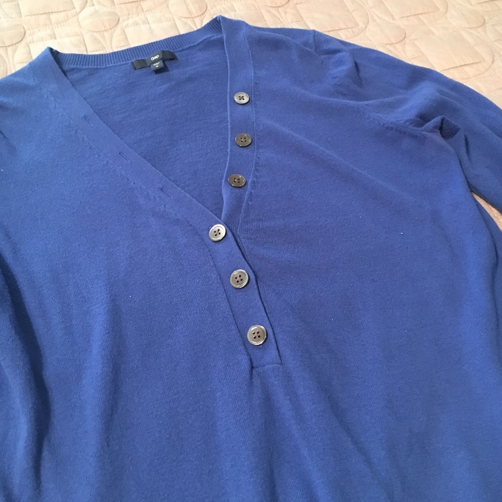 GAP Deep-V Sweater - Picture 2 of 3