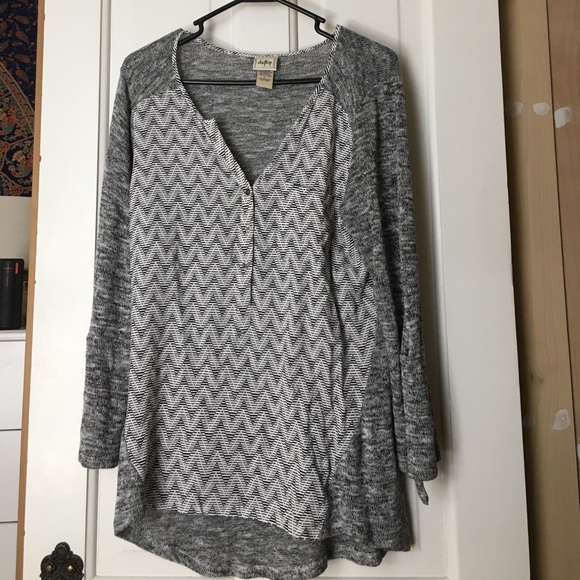 Daytrip Tops - Daytrip Button Up Chevron Blouse. Size L.
