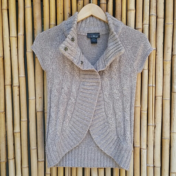 Love Always Sweaters - 🛍2/$15or5/$25 
Cable Knit Short Sleeve Cardi Top
