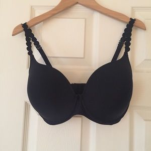 Black bra. *NEVER BEEN WORN*
