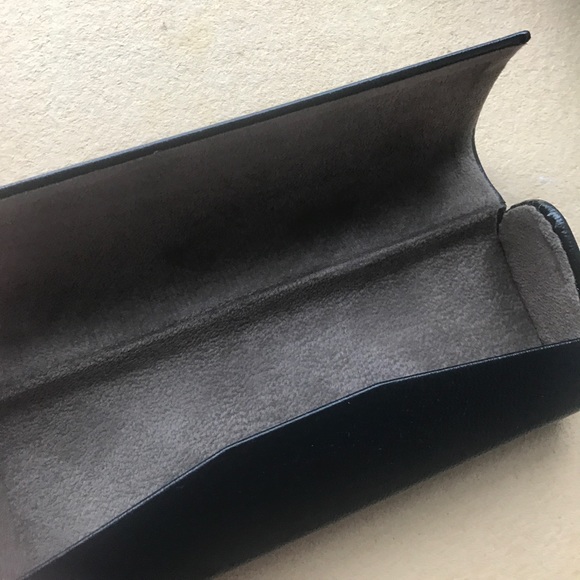 Burberry case - Picture 2 of 2