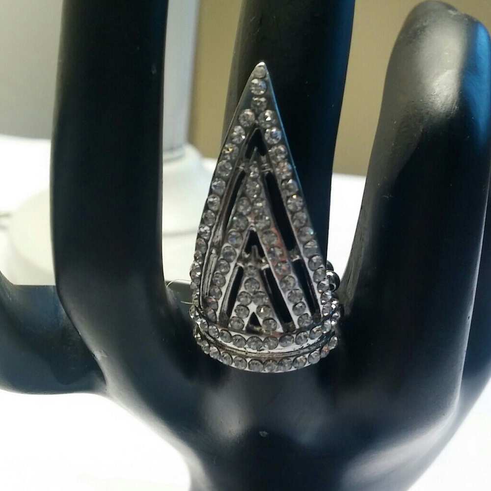 Fashionable Clawed ring - Picture 2 of 4