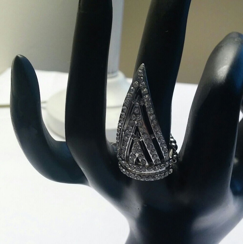 Fashionable Clawed ring