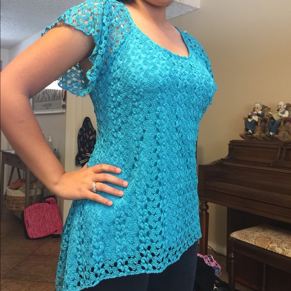 Turquoise blue a symmetrical lace top - Picture 2 of 2