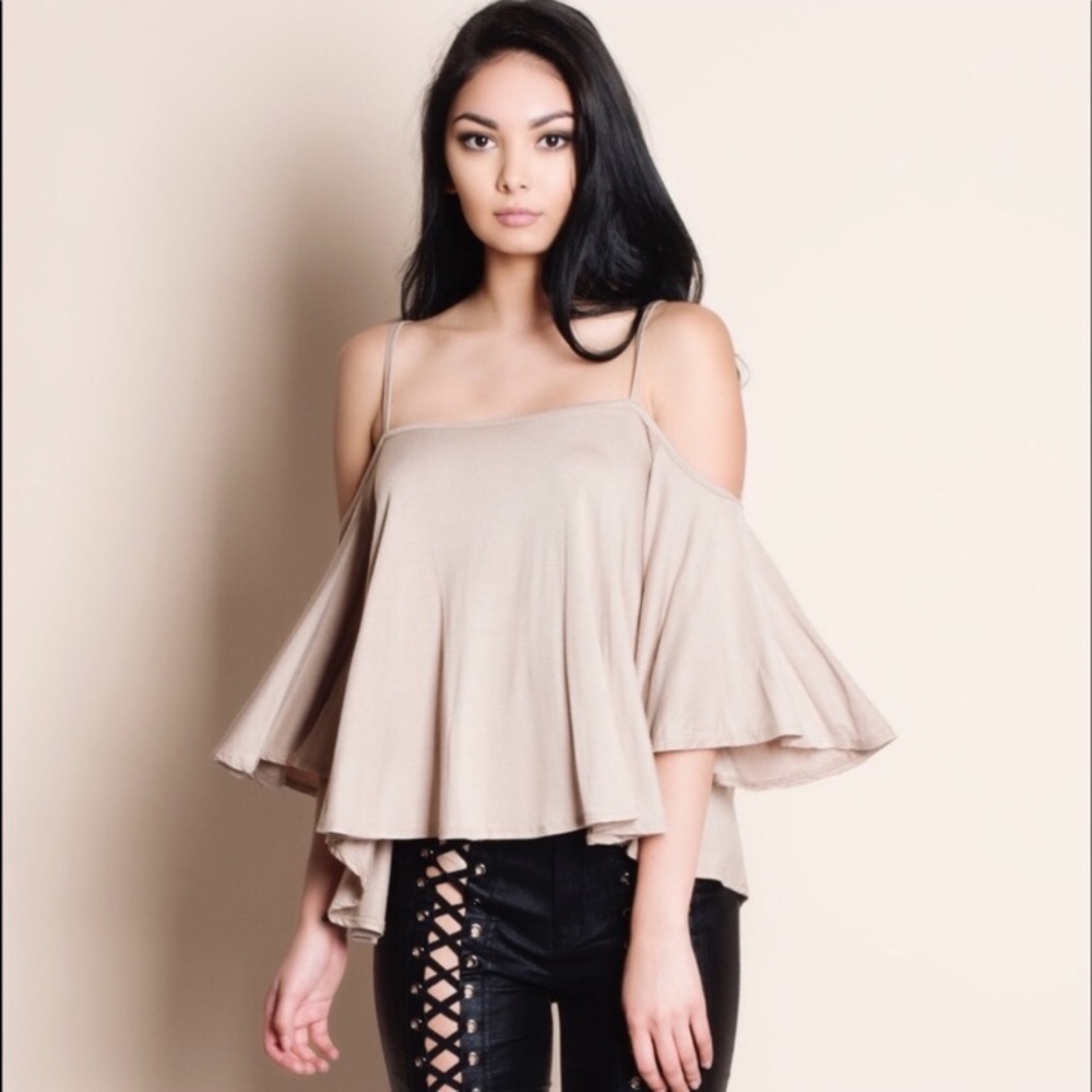 🌺 NEW 🌺 Taupe criss crossed off the shoulder top