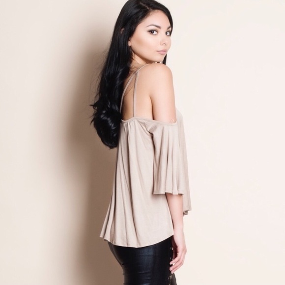 🌺 NEW 🌺 Taupe criss crossed off the shoulder top - Picture 2 of 3