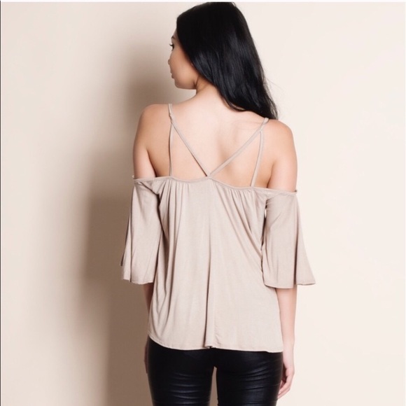 🌺 NEW 🌺 Taupe criss crossed off the shoulder top - Picture 3 of 3