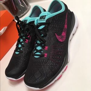 NIKE : training shoes