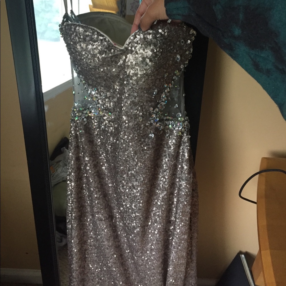 STRAPLESS PROM DRESS