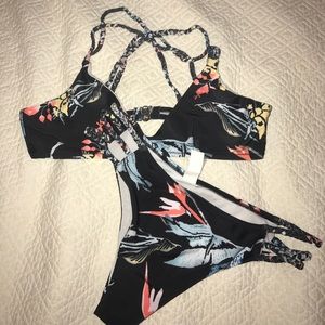 Patterned cross-back bikini set