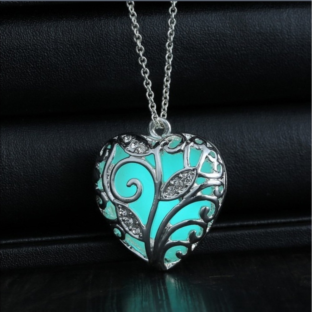 Glow in the dark heart necklace 💚