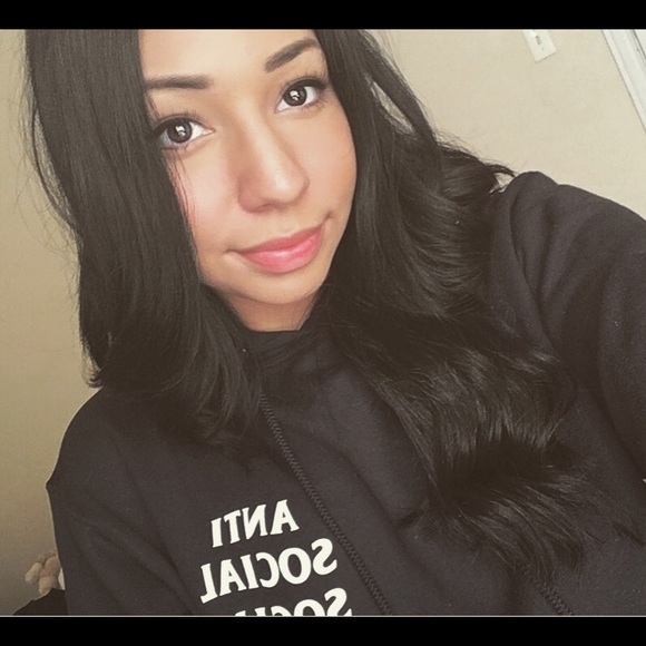 Meet your Posher, Amanda - Picture 2 of 2