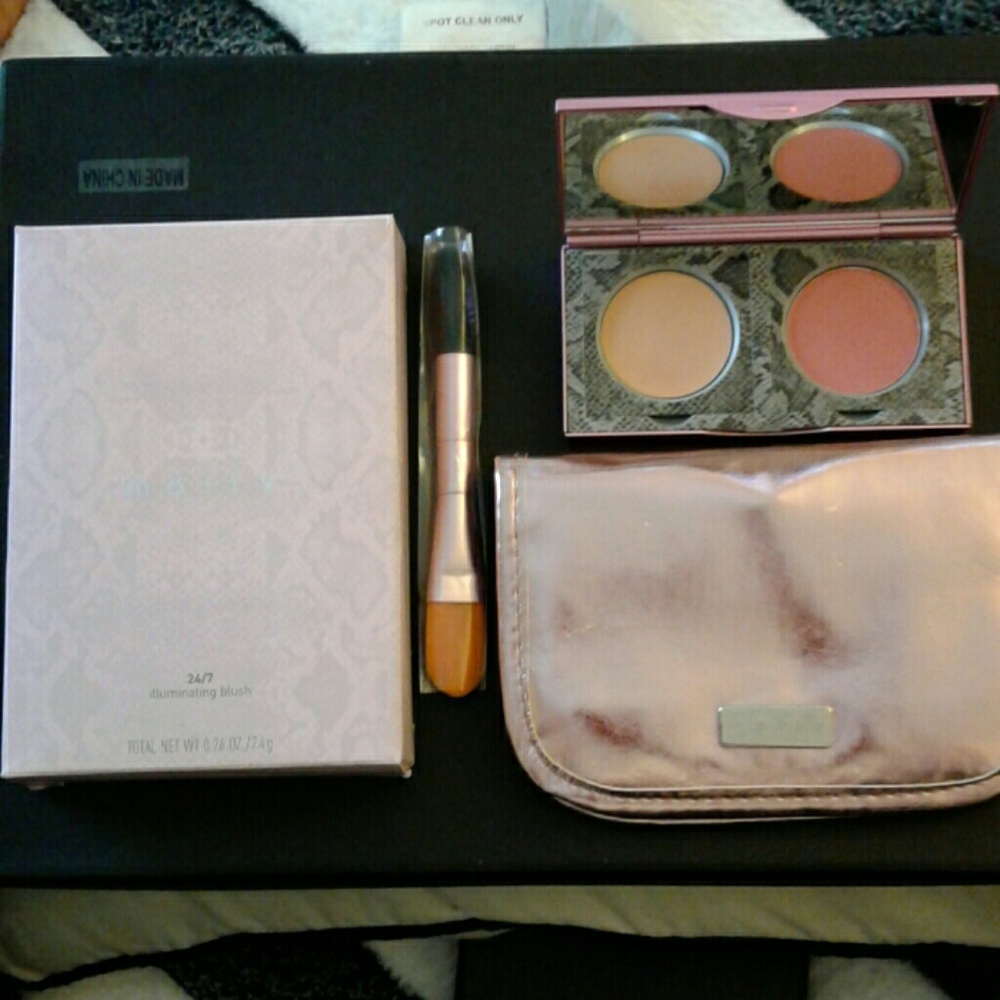 mally 24/7 Illuminating Blush & Brush Set