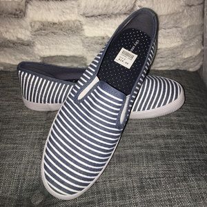 NWT! Super adorable chambray slides. Sz 7