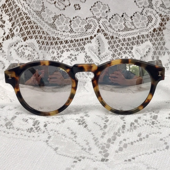 Illesteva Accessories - Illesteva round-frame tortoise shell sunglasses 😎