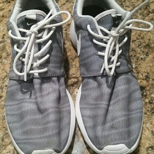 Grey nike roshes DISCOUNTED SHIPP. UNTIL 7PM 2NITE