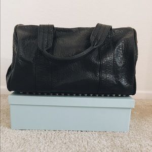 ⬇️PRICE DROP⬇️🖤🔥 Studded Bottom Duffel Bag