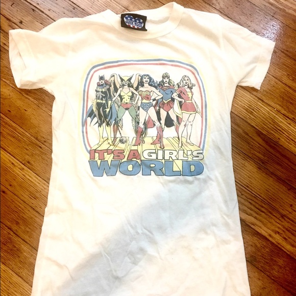 It's a girls world super hero t-shirt - Picture 1 of 2