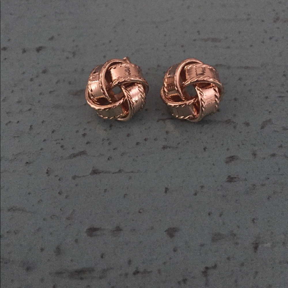 Gold knot stud earrings ✨