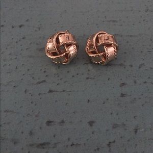 Gold knot stud earrings ✨