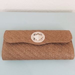 ⬇️ PRICE DROP! ⬇️✨💖🌴Straw Clutch w/ Gold Closure