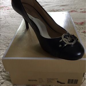 Black Michael Kors pumps