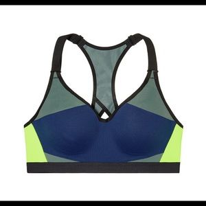 BNWT Victoria's Secret Incredible Sports bra, 34D