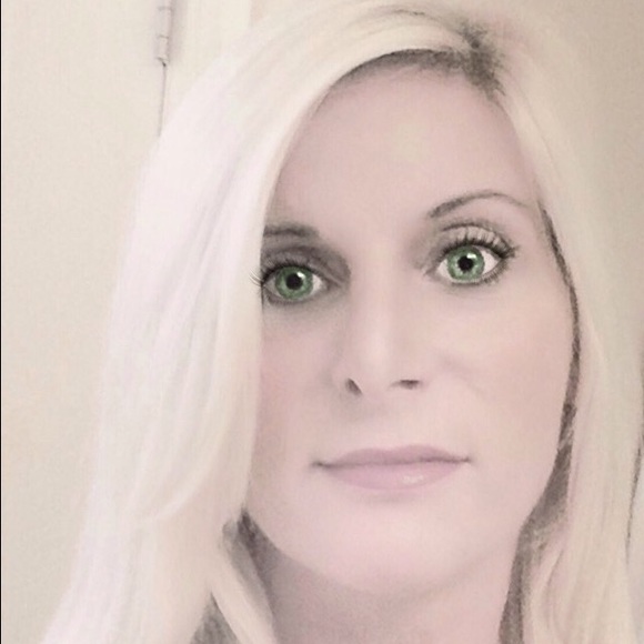 Meet your Posher, Stephanie - Picture 2 of 8