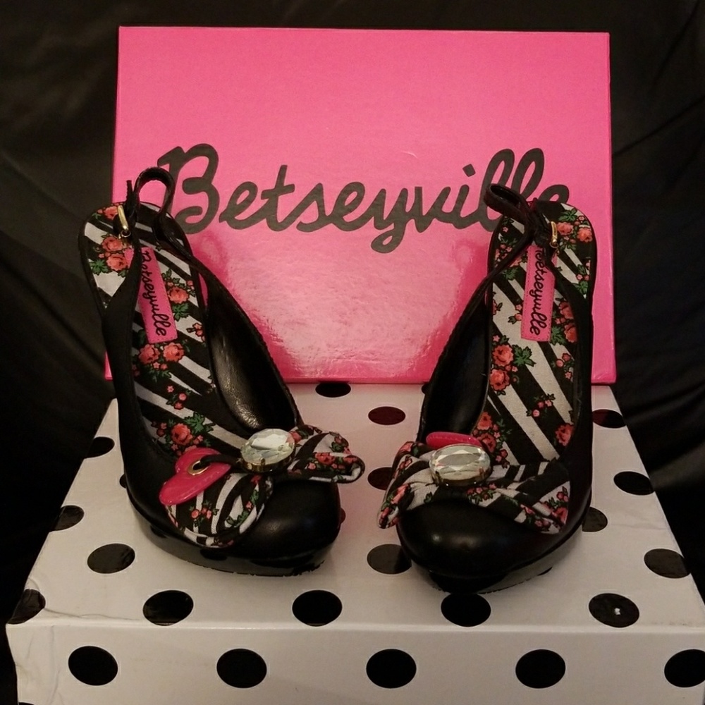 Betseyville by Betsey Johnson Laurel heels
