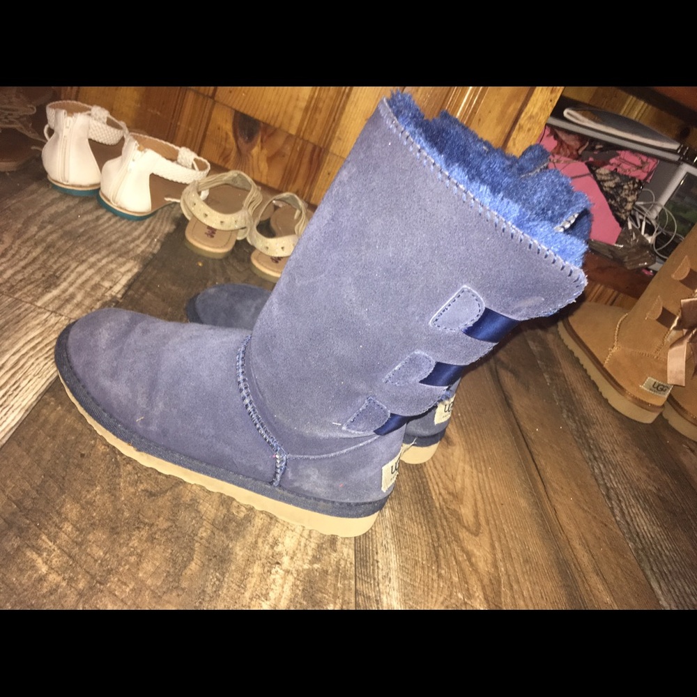 UGGS - Picture 3 of 4
