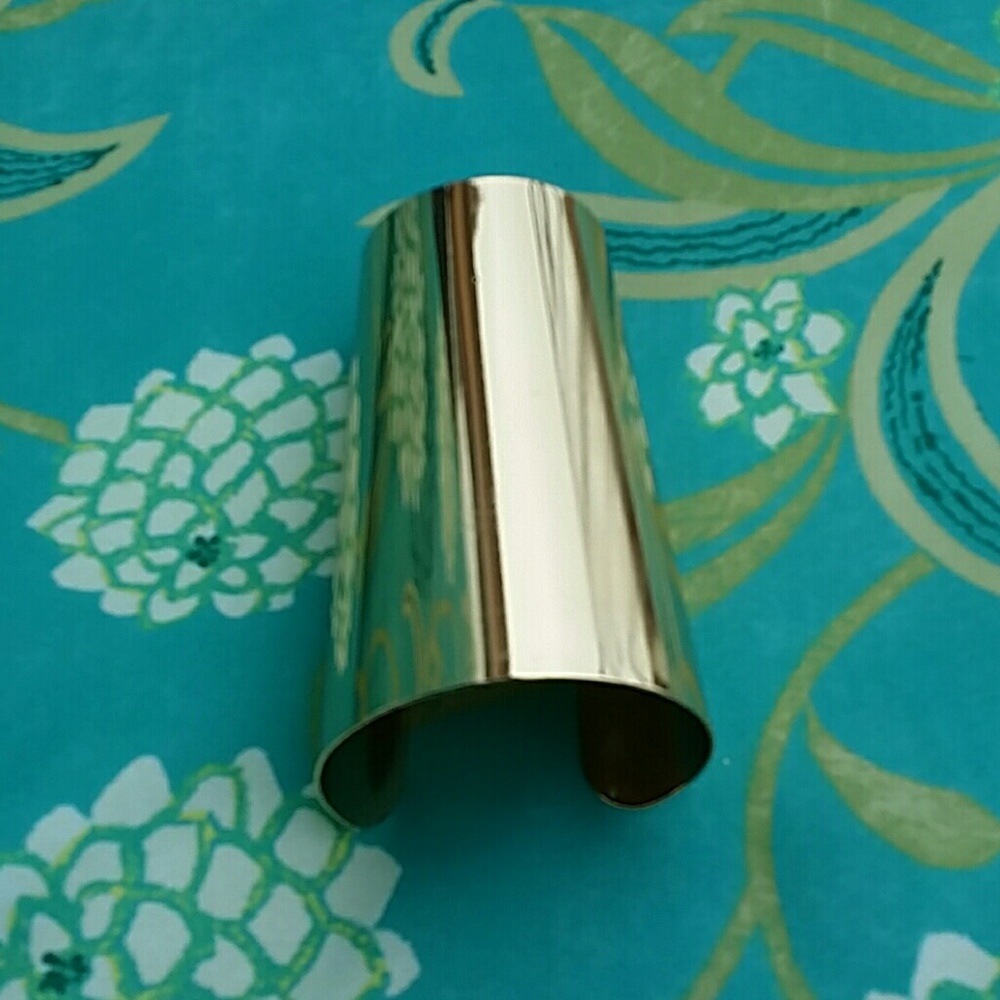 HP 11/2/17🎉💕Beautiful gold cuff bracelet💕